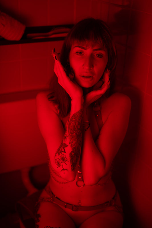 rave.cinderella – Red Light Bathroom Series (46 Bilder)